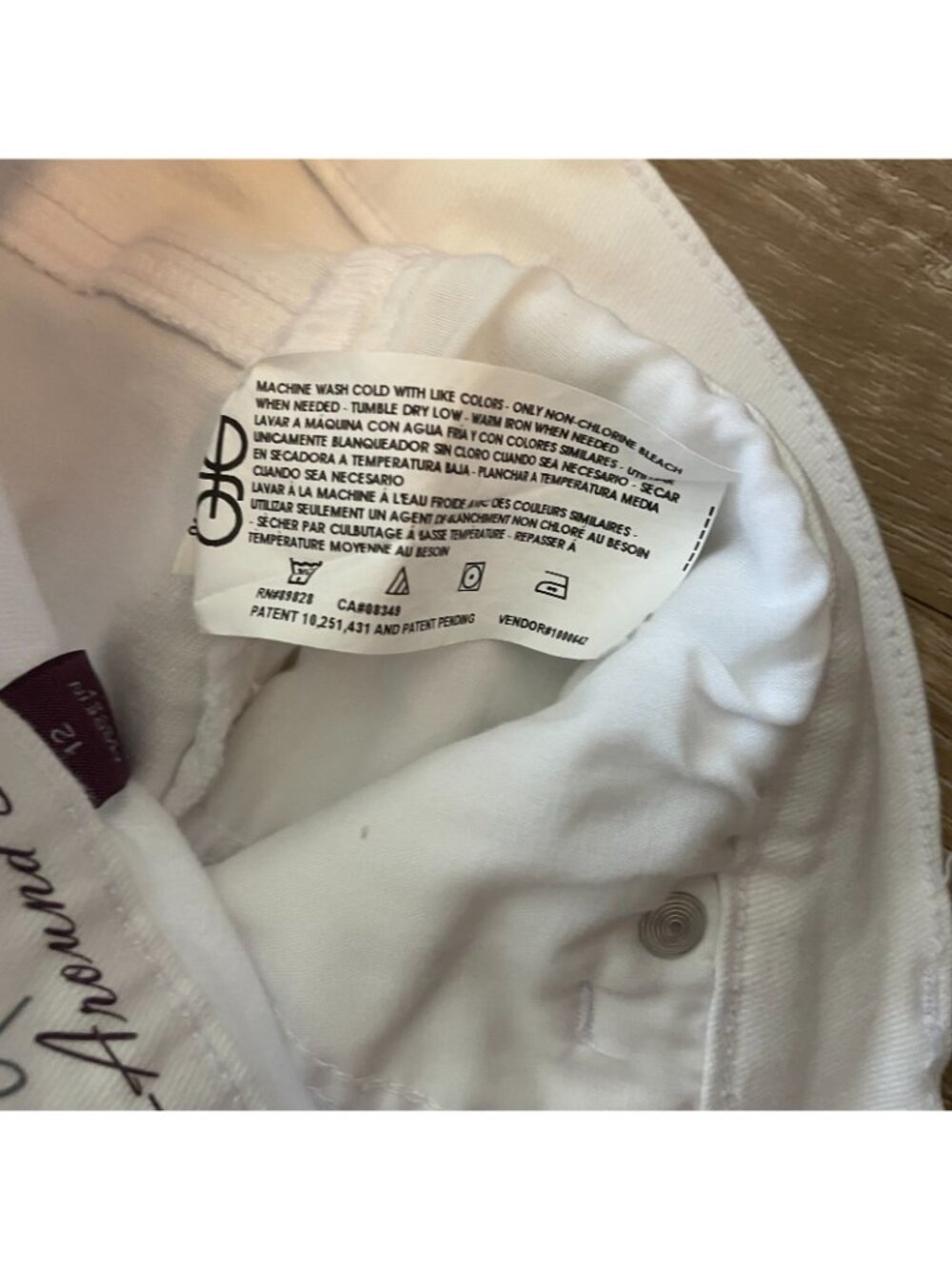 Gloria Vanderbilt Women's White Denim Shorts Size 12 Cuffed Hem Button Tab - Picture 4 of 11